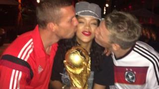 Rihanna baciata da Podolski e Schweinsteiger