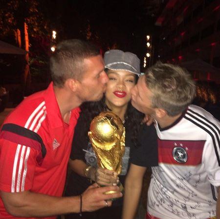 Rihanna baciata da Podolski e Schweinsteiger