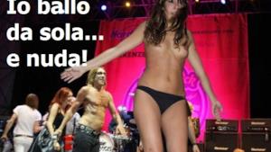 Iggy Pop a Firenze: non toccatemi la ragazza nuda che balla sul palco [VIDEO e FOTO]