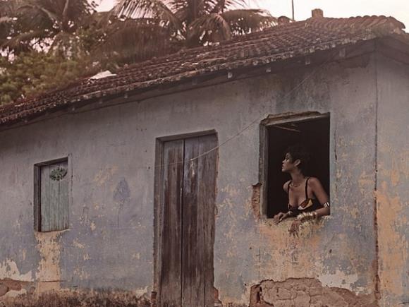 Rihanna fotografata alla finestra di una baracca