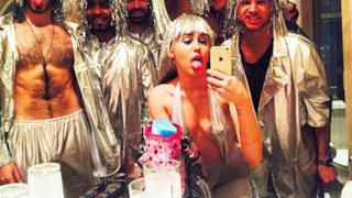 Miley con i membri del suo team