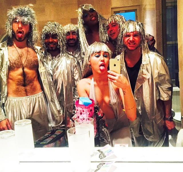 Miley con i membri del suo team