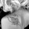 Lady Gaga: tatuaggio floreale sulla schiena (spalla sinistra)