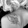 Lady Gaga: tatuaggio floreale sulla schiena (spalla sinistra)