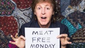 Paul McCartney con un cartello per la campagna Meat Free Mondays