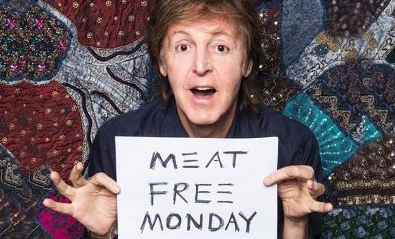 Paul McCartney con un cartello per la campagna Meat Free Mondays