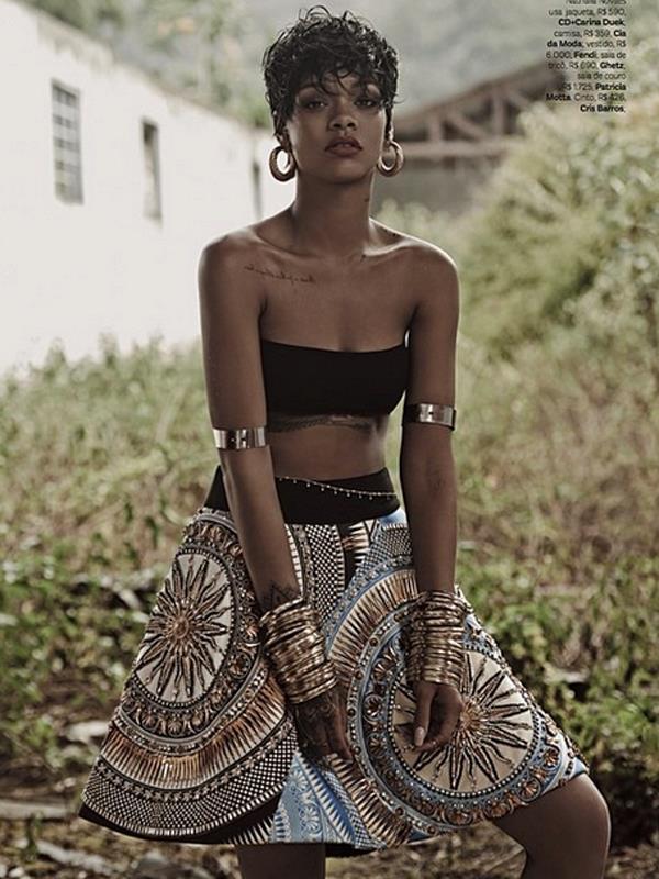 Rihanna posa con un abito decorato