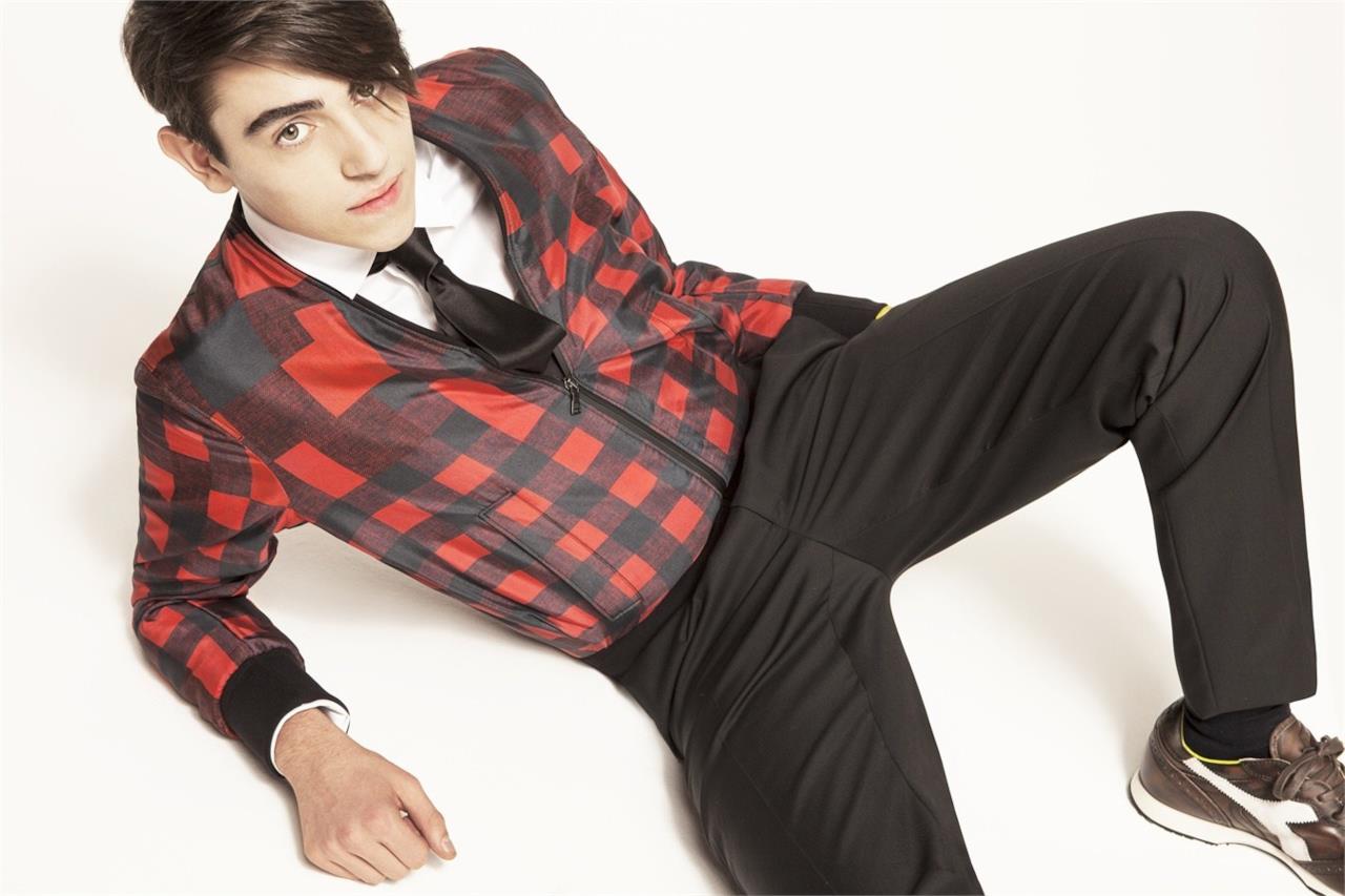 Michele Bravi sportivo ma elegante