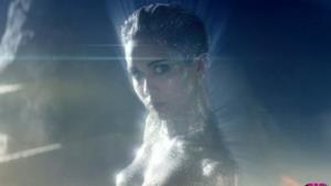 Miley Cyrus nuda e glitterata nel video Real and True di Future