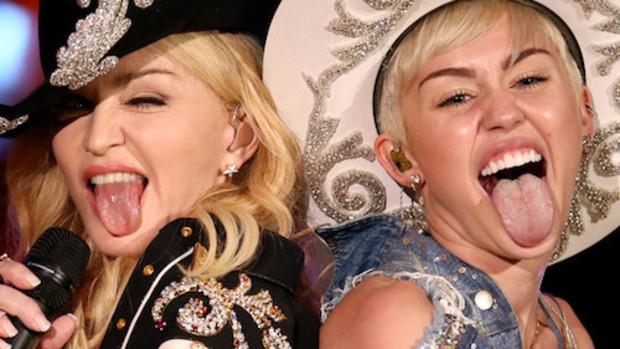 Madonna e Miley Cyrus con le lingue di fuori