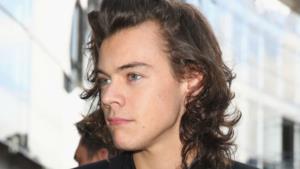 Harry Styles con i capelli lunghi