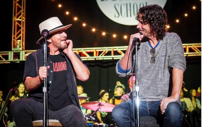Beat Bugs: Vedder e Cornell si cimentano con i brani dei Beatles Vedder e Cornell insieme sul palco