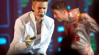 Justin Bieber - Manchester 2013 canta al pubblico