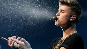 Justin Bieber denunciato per aggressione e sputi al vicino di casa