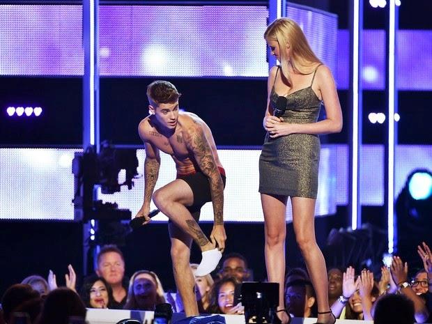 Justin Bieber si toglie i calzini
