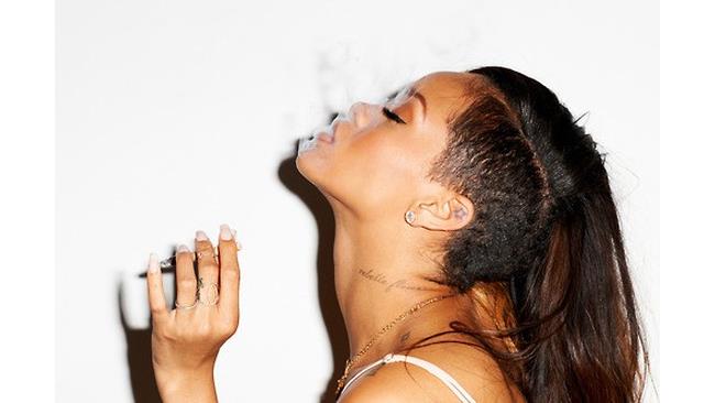 Rihanna fuma sigarette