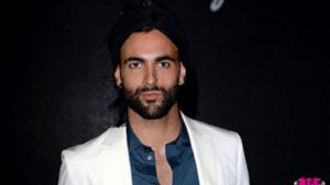 Marco Mengoni modello per Ferragamo: col turbante sembra Omar Sharif o Raz Degan?