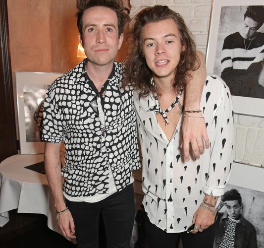 Gli amici Harry Styles e Nick Grimshaw abbracciati insieme