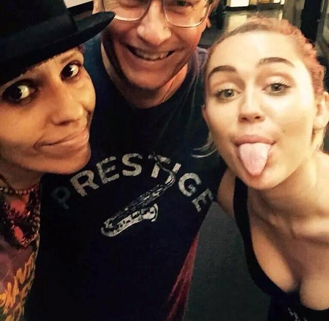 Miley Cyrus collabora con Linda Perry, la voce dei 4 Non Blondes