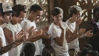 One Direction battono le mani