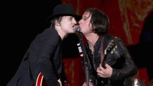 Pete Doherty e Carl Barat dei Libertines suonano insieme sul palco