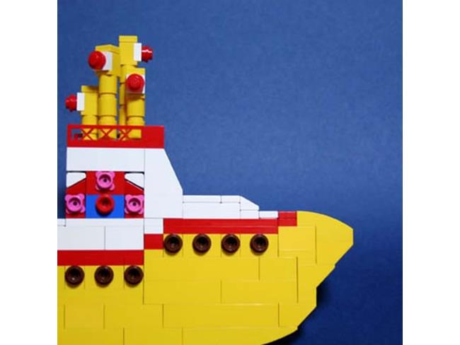 La copertina di Yellow Submarine riprodotta con i Lego