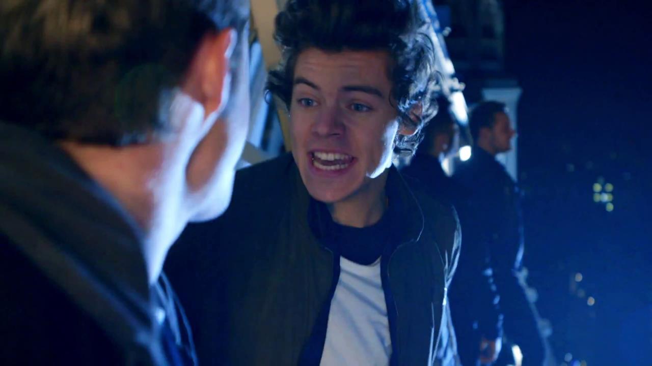 Styles ha un'espressione spaventata e divertita allo stesso tempo