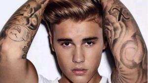 Justin Bieber mostra i tattoos sulle braccia con le mani nei capelli