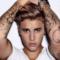 Justin Bieber mostra i tattoos sulle braccia con le mani nei capelli