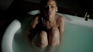 Rihanna: nuda nella vasca da bagno per il video ufficiale di Stay