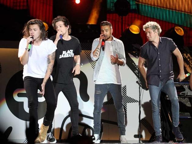 Gli One Direction sul palco dei Teen Choice Awards
