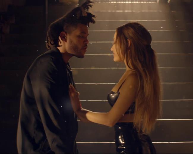Un frame tratto dal video ufficiale Ariana Grande Love Me Harder feat The Weeknd