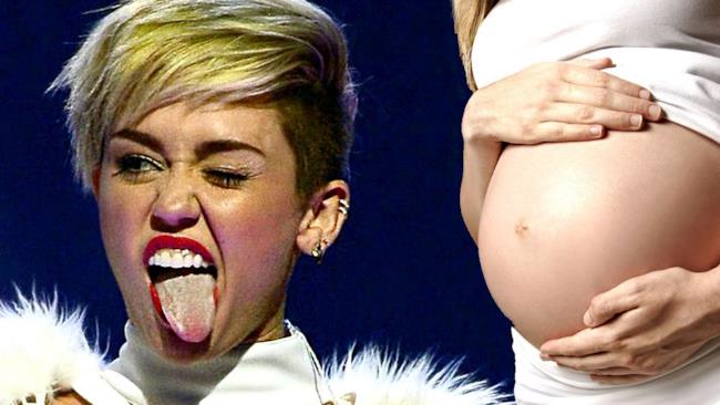 Miley Cyrus con la lingua da fuori e il pancione