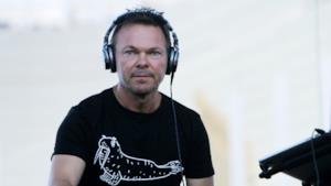 Il DJ Pete Tong durante una performance dal vivo