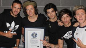 I cinque componenti dei One direction con il certificato del Guinness World Record