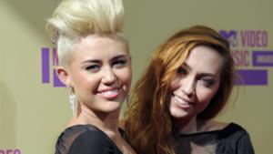 Miley Cyrus con la sorella Brandi Cyrus