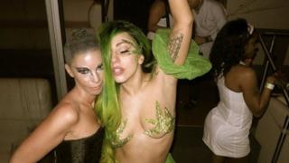 Lady Gaga vestita da marijuana Halloween 2012 foto - 5