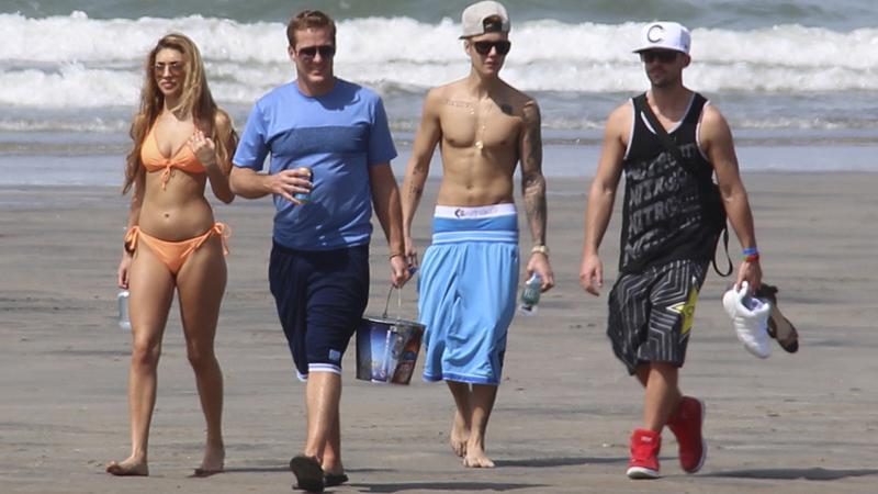 Bieber cammina con alcuni amici su una spiaggia di Panama