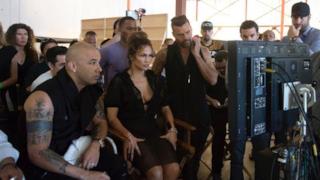 Jennifer Lopez, Ricky Martin, Wisin e tutto lo staff guardano le riprese su uno schermo