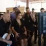 Jennifer Lopez, Ricky Martin, Wisin e tutto lo staff guardano le riprese su uno schermo