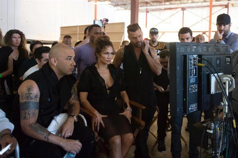 Jennifer Lopez, Ricky Martin, Wisin e tutto lo staff guardano le riprese su uno schermo