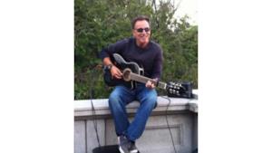 Bruce Springsteen a Boston suona nel parco, come un musicista di strada (VIDEO)