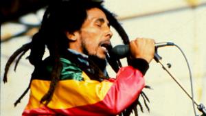 Bob Marley live con la bandiera della Giamaica