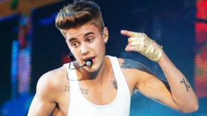 Justin Bieber in canottiera in versione live