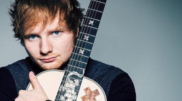 Ed Sheeran con la sua chitarra
