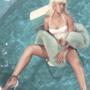 Rihanna su V Magazine posa in piscina