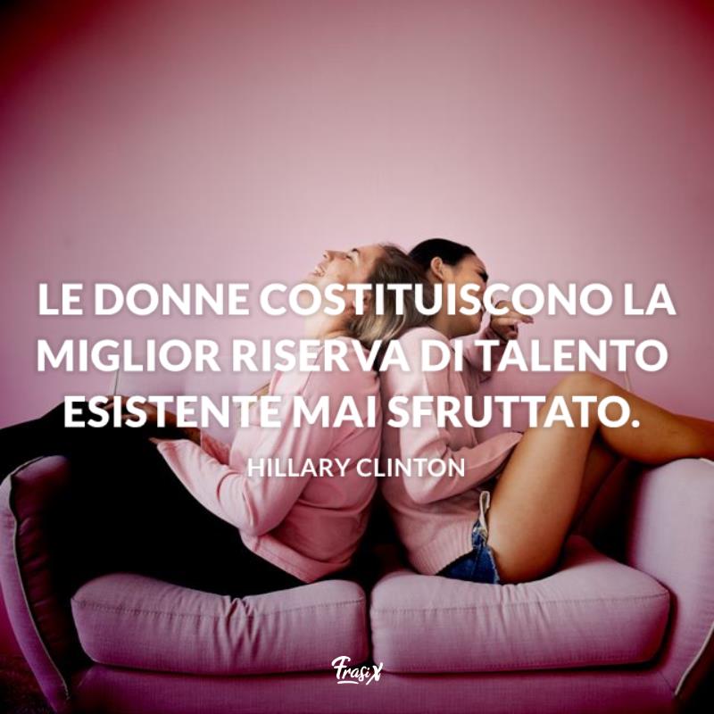 Frasi belle sulle donne clinton Ragazza schiena contro schiena sedute sul divano