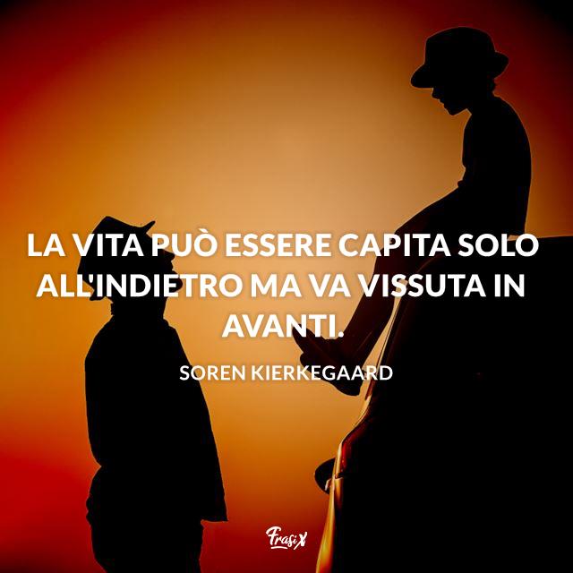 Stati Whatsapp sulla vita La vita può essere capita solo all'indietro ma va vissuta in avanti.