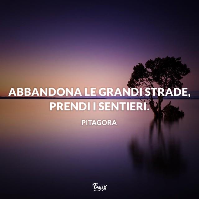 Stati Whatsapp sulla vita Abbandona le grandi strade, prendi i sentieri.