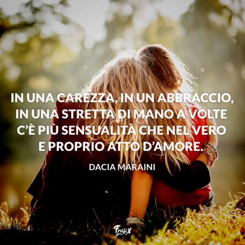 Frasi sugli abbracci maraini Ragazze abbracciate sedute su un prato